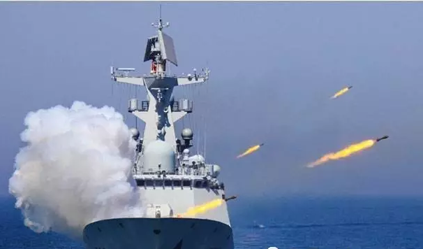 辽宁舰凌晨穿越台湾海峡 台军全程监控